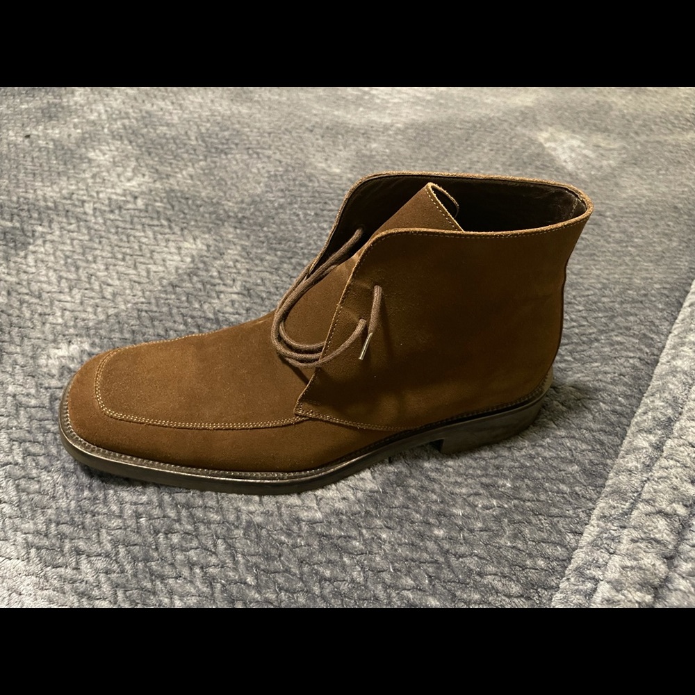 9.5 BUT FITS 10.5 US SIZE Like new! Only worn a few times. In great condition!